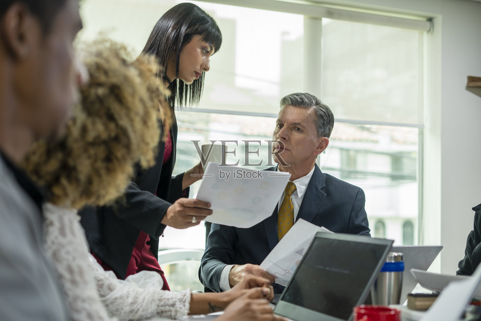 经理和员工在会议室开会交换意见照片摄影图片