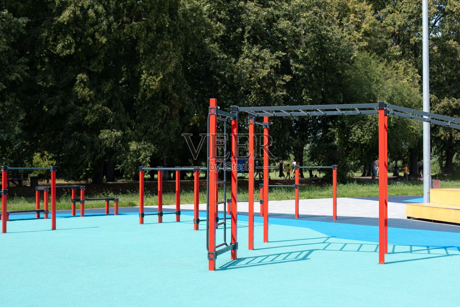 现代体育空模拟器的运动附近的房子。公园内的街道运动场,用于体育锻炼。城市露天运动区内设有单杠等运动器材的运动场照片摄影图片