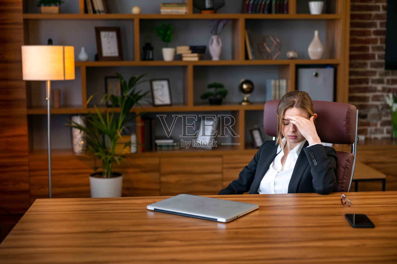 工作场所头痛,感到压力和疲惫的年轻女人照片摄影图片