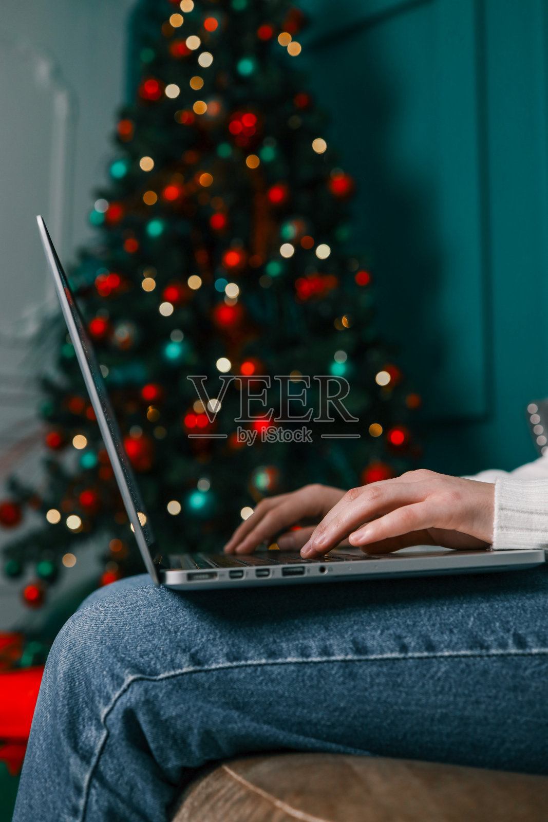 在圣诞气氛中用笔记本电脑工作的女孩照片摄影图片