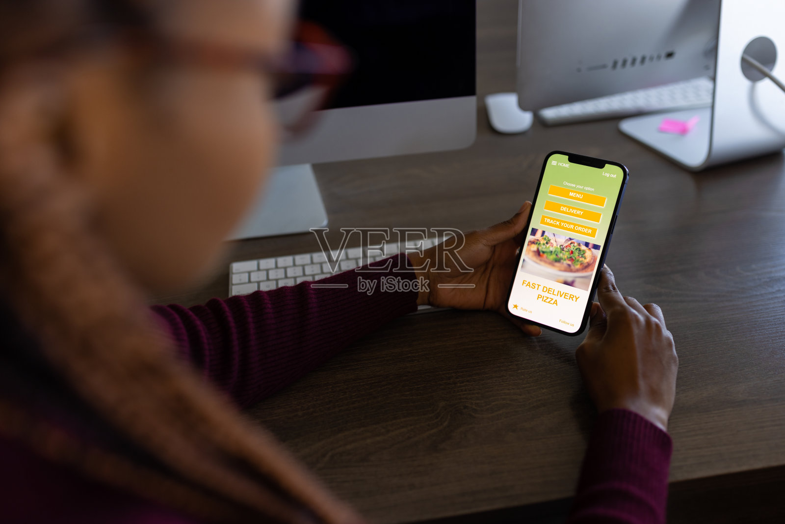 一个黑人办公室职员使用手机订餐的特写照片摄影图片