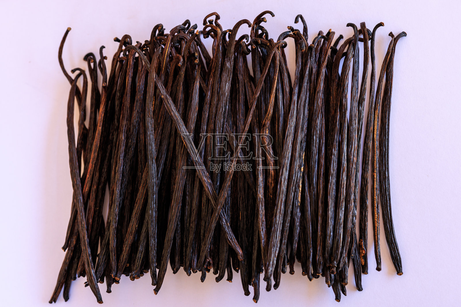 在白色背景上孤立的香草荚照片摄影图片