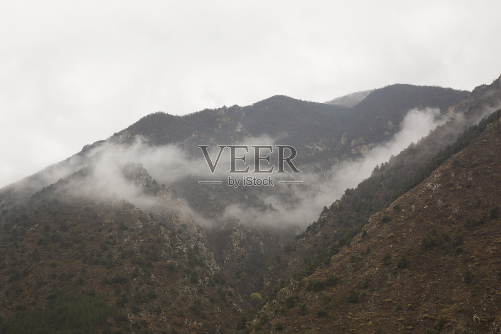 山景城有美丽的晨雾。照片摄影图片