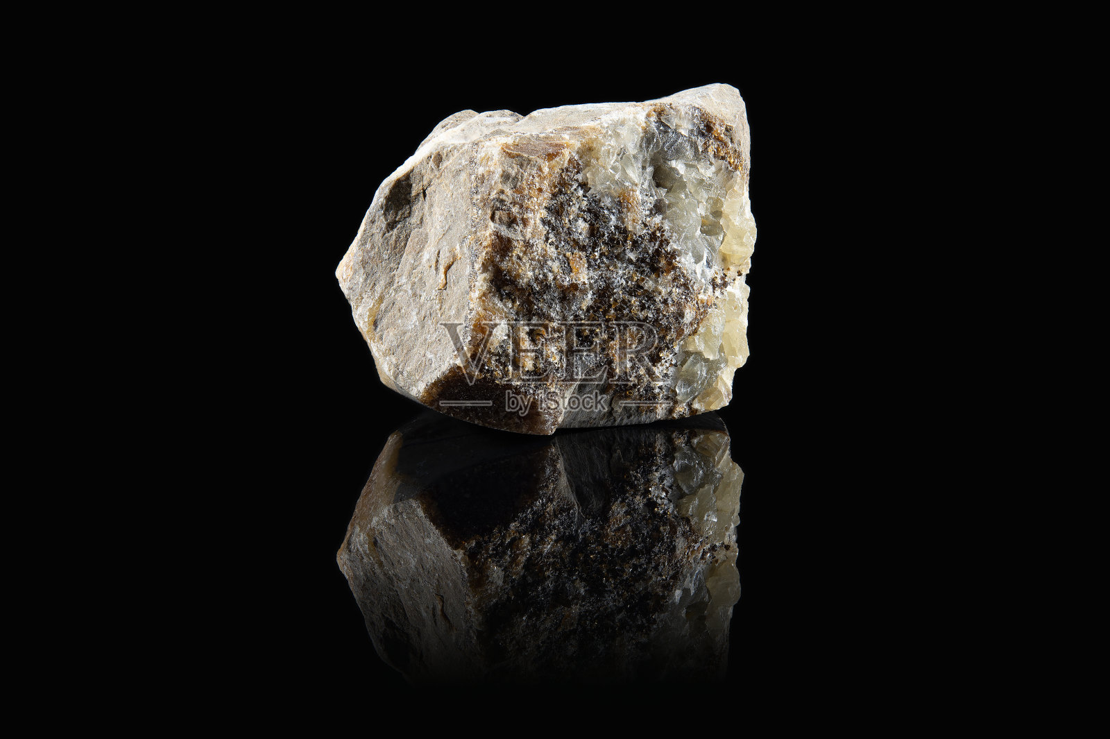 一种未加工的带有白色包裹体的灰色分离矿物碎片照片摄影图片