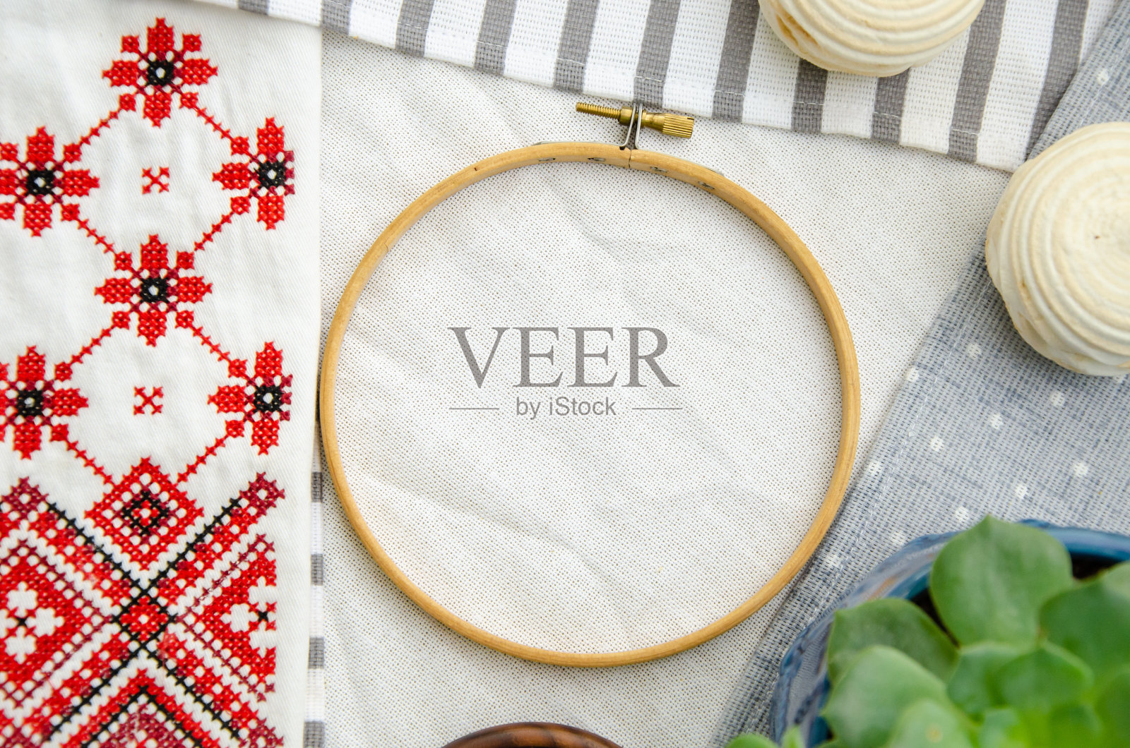 蛋白派自制西风棉花糖与圆形刺绣箍框架,刺绣餐巾与传统装饰和绣花菜植物。模型的名片。模板食谱,食物菜单,工艺照片摄影图片