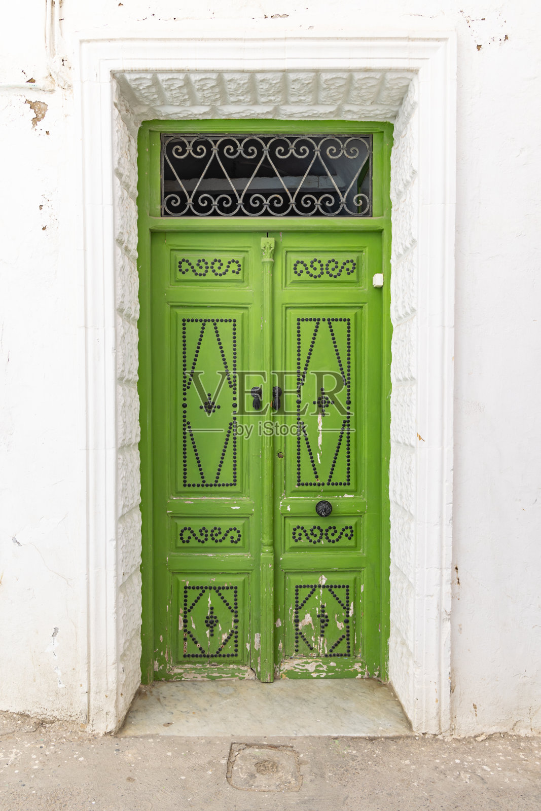 突尼斯露天市场附近一所房子的绿色门。照片摄影图片