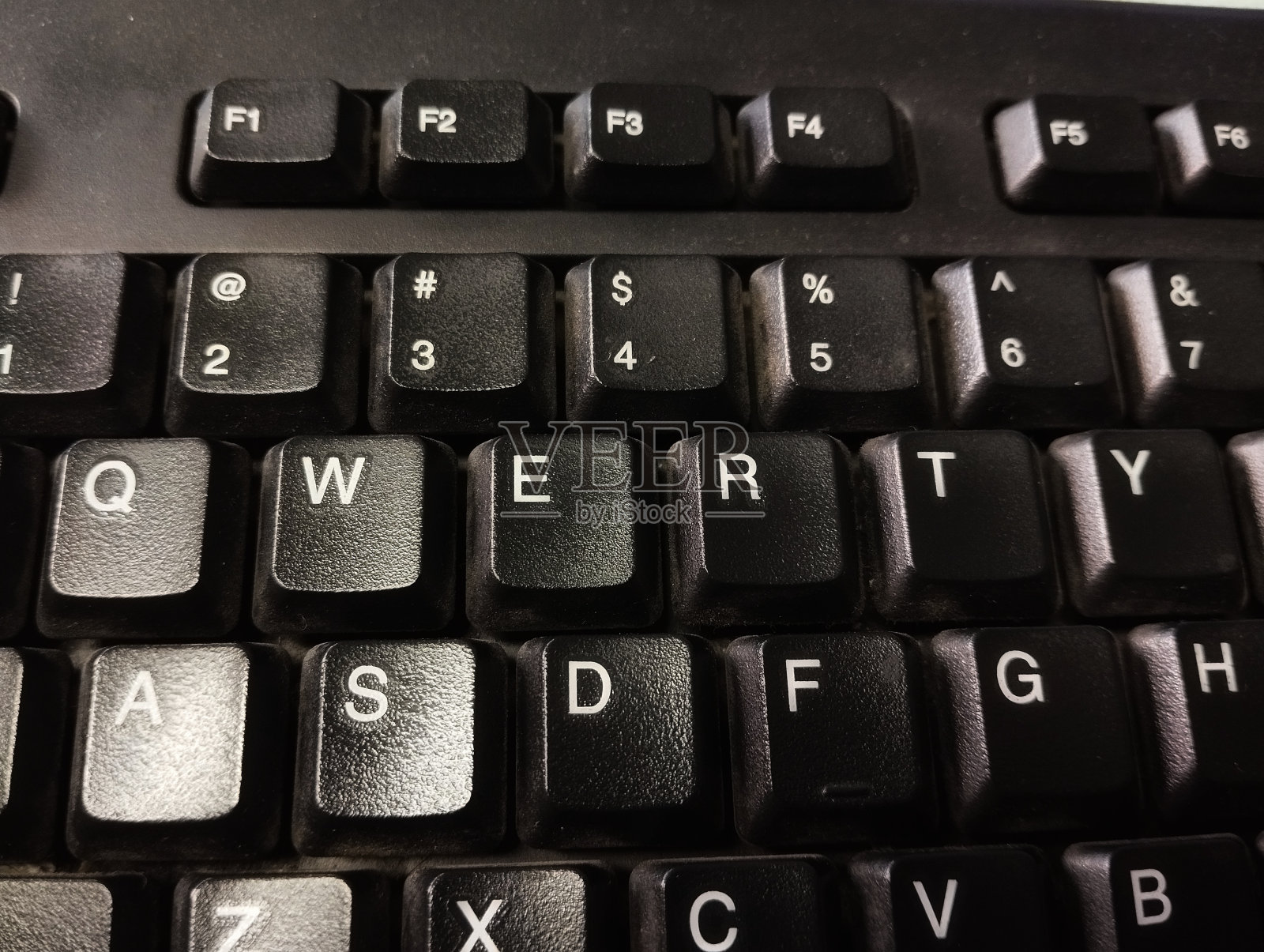 办公室里的Qwerty键盘照片摄影图片