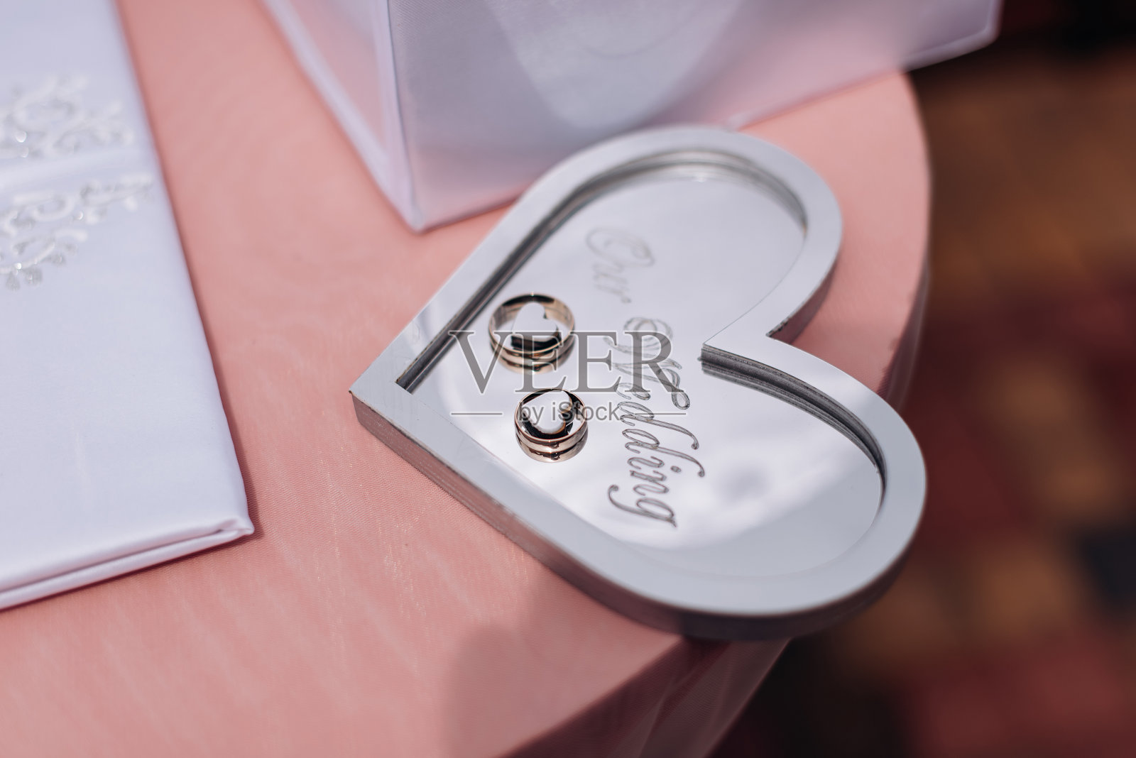 结婚戒指。婚礼的象征,属性。节日的庆祝活动。托盘上的东西。照片摄影图片