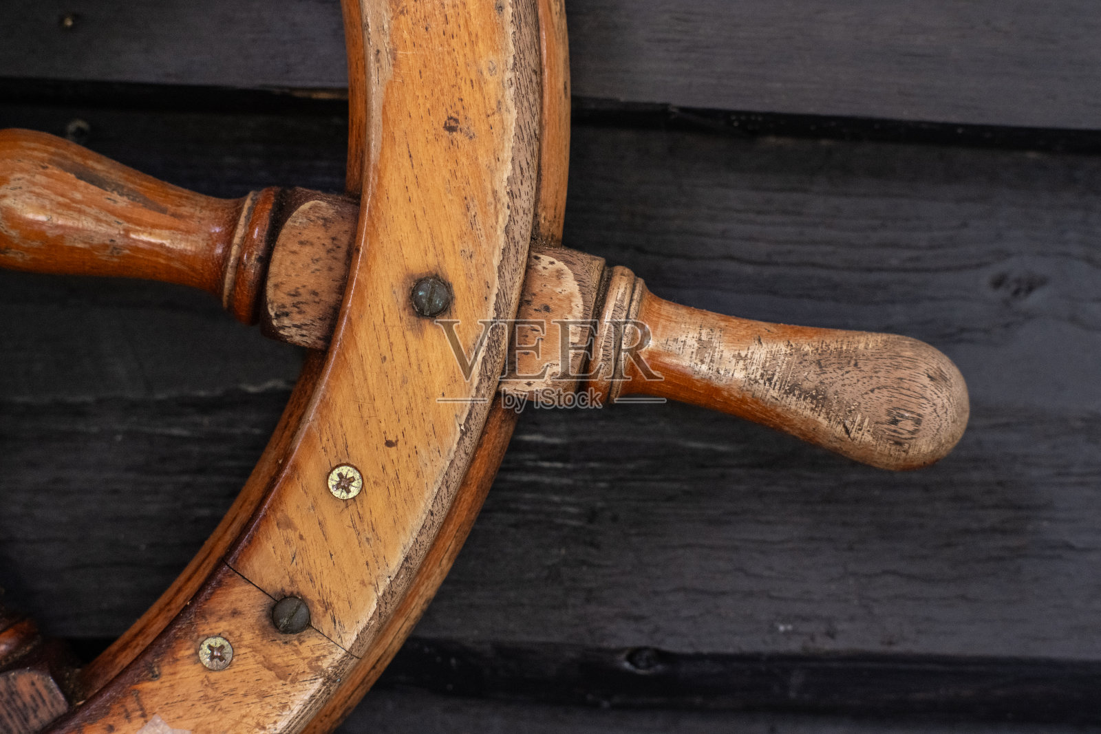 木船方向盘的细节…照片摄影图片