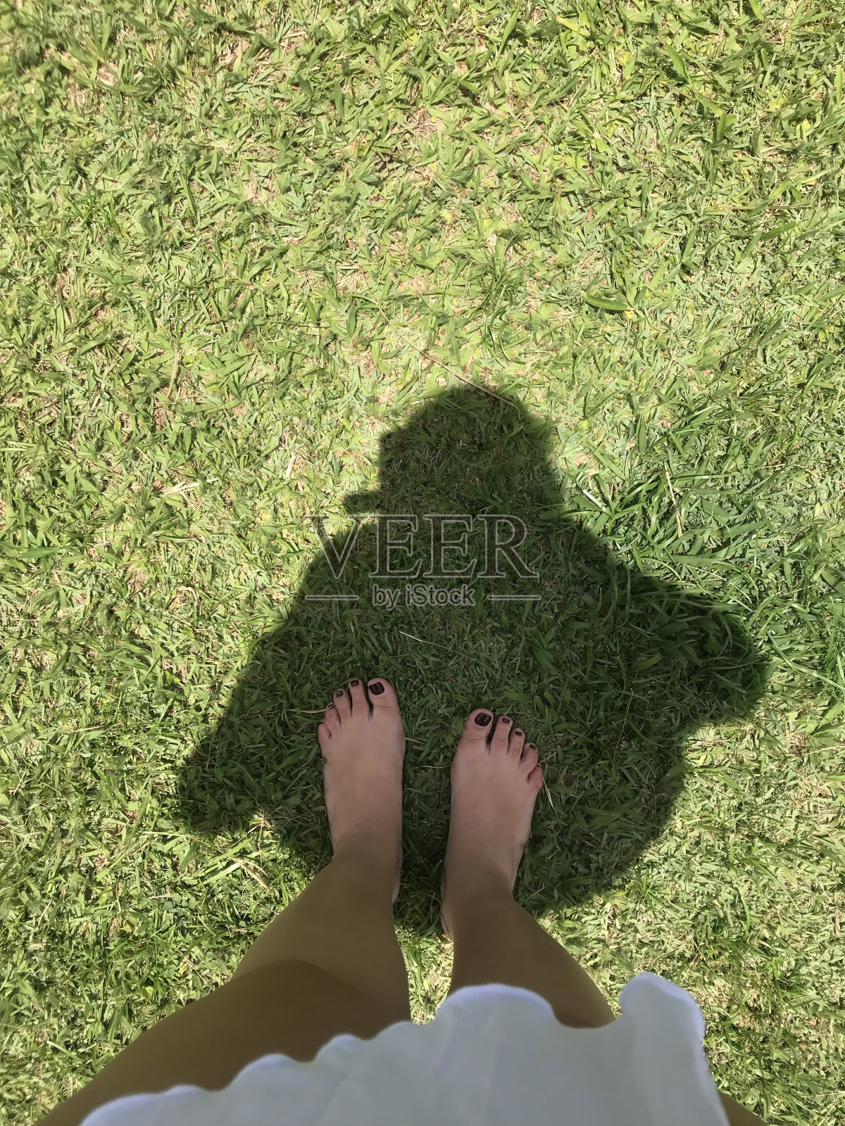 绿草丑脚照片摄影图片