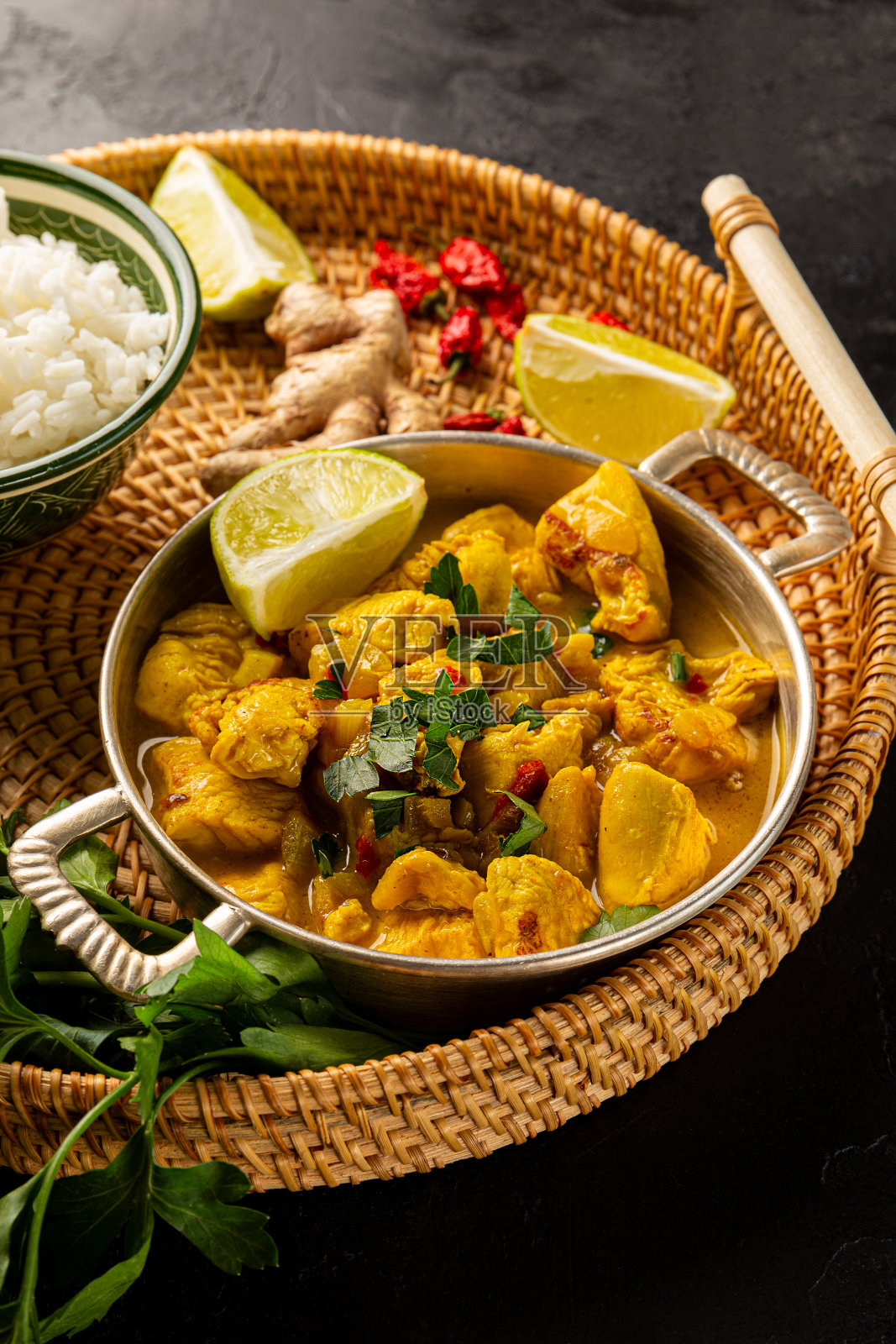 鸡肉咖喱酱和米饭在黑色背景,印度食品垂直照片照片摄影图片