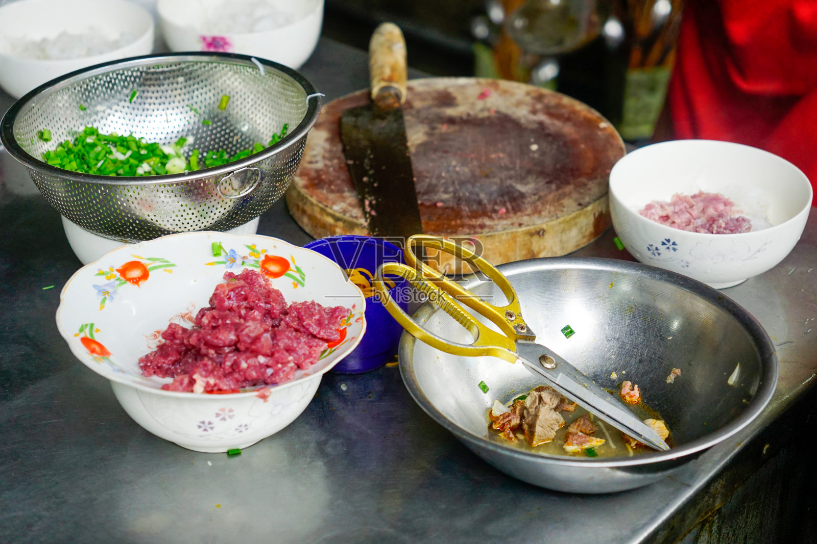 在越南顺化的一个街头小吃摊上,准备制作Bun Bo Hue汤面的食材照片摄影图片