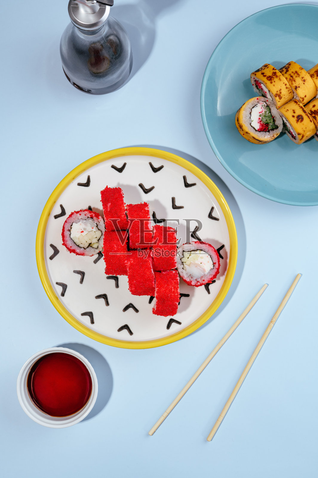 彩色背景的日本鱼子酱加利福尼亚卷照片摄影图片