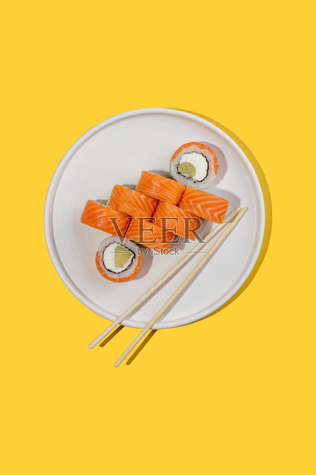 寿司里有鳄梨,外面有鲑鱼照片摄影图片