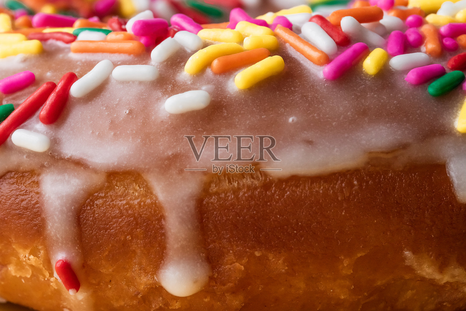 香草磨砂彩虹洒甜甜圈特写照片摄影图片