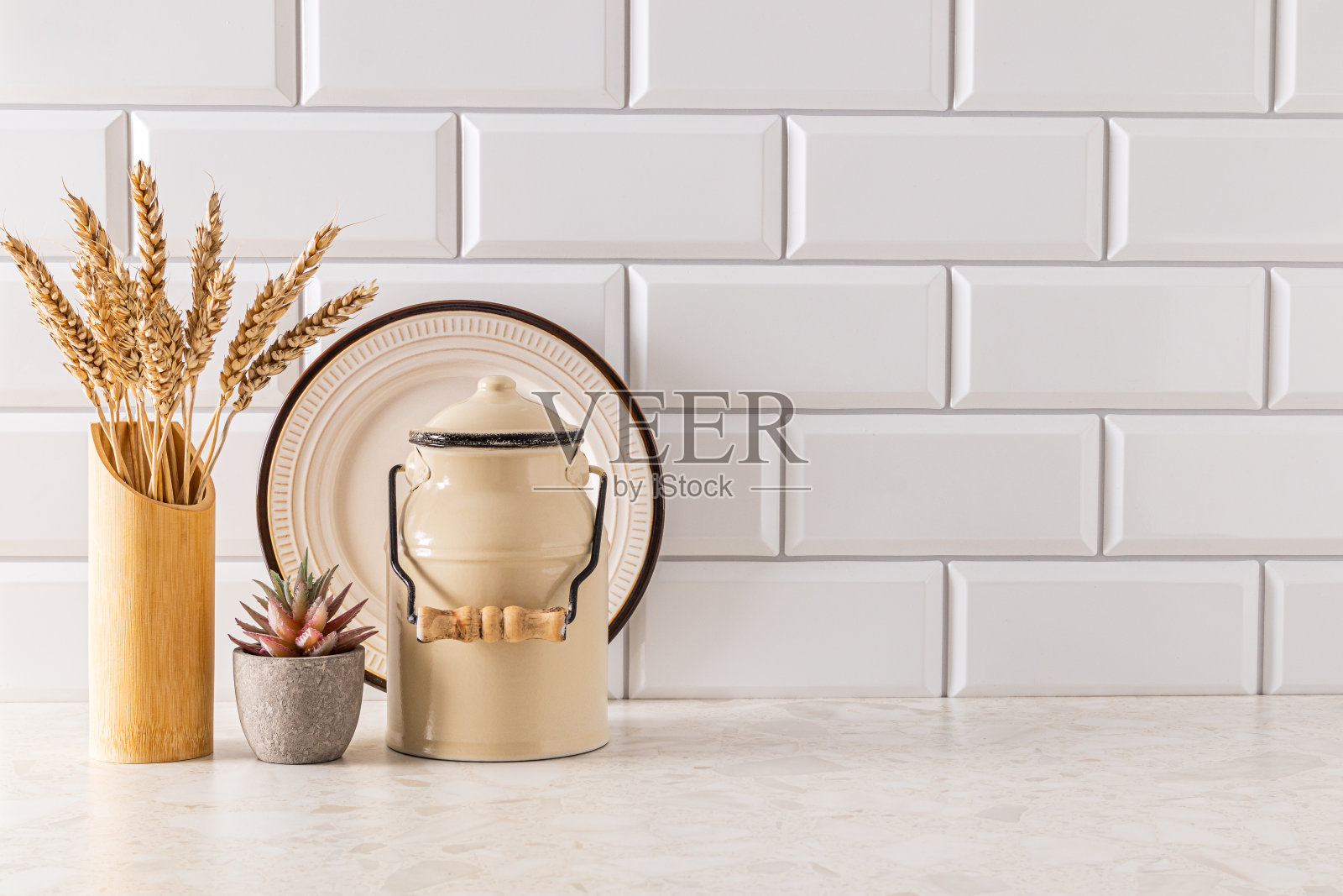 简约风格的现代厨房背景,白色砖墙旁的轻石台面上摆放着环保物品。一个拷贝空间。照片摄影图片