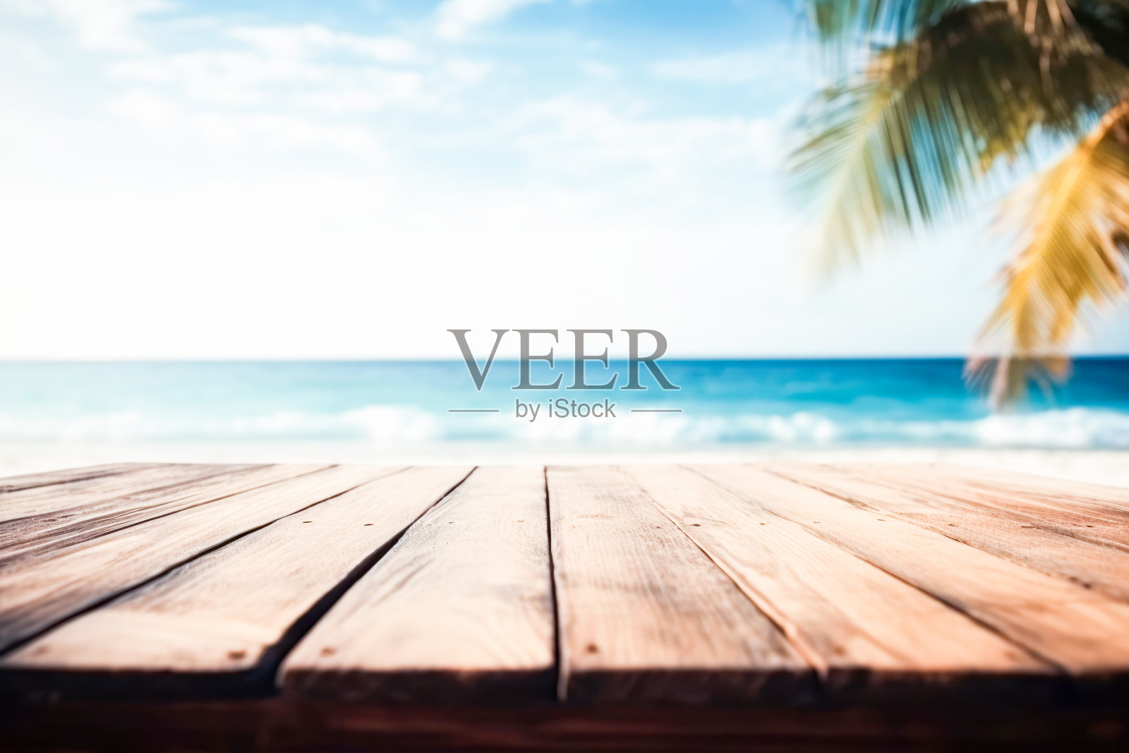 木制桌子的顶部与海景,模糊平静的大海和天空在热带照片摄影图片