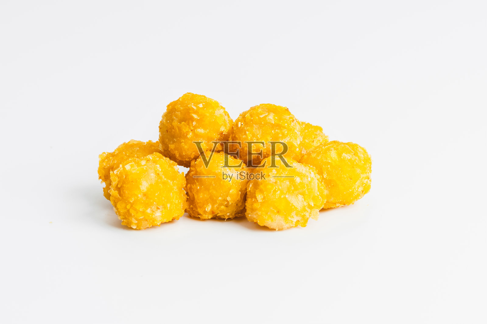 白底面包屑鸡块配沙拉,家常便饭。快速自制食物。鸡肉脆饼。面包屑鸡肉内片,鸡肉面包屑生肉。快做饭。照片摄影图片