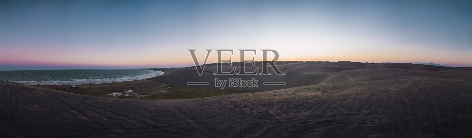 沙丘日落:柔和的夕阳色彩照片摄影图片