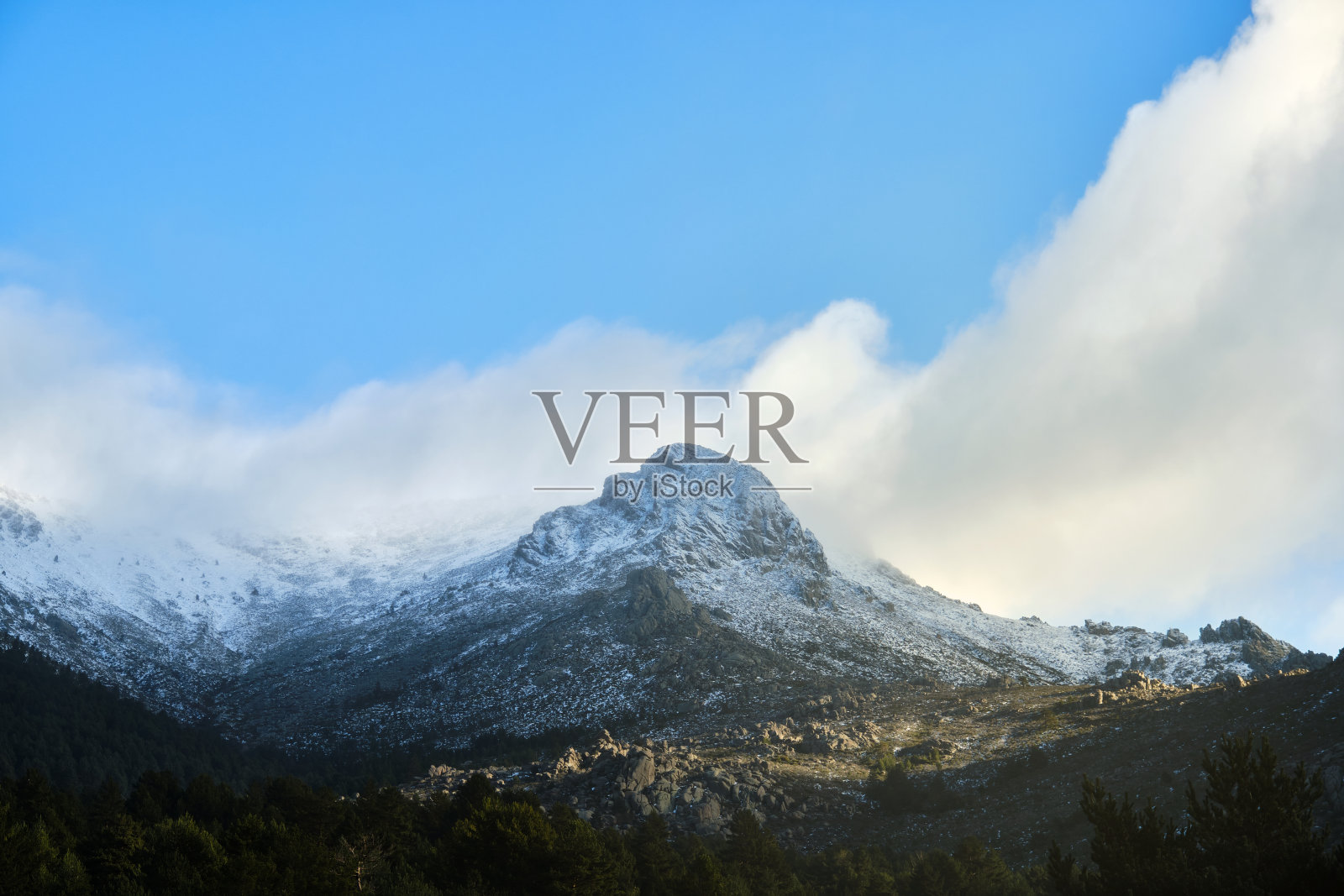 初冬时的第一场雪。照片摄影图片