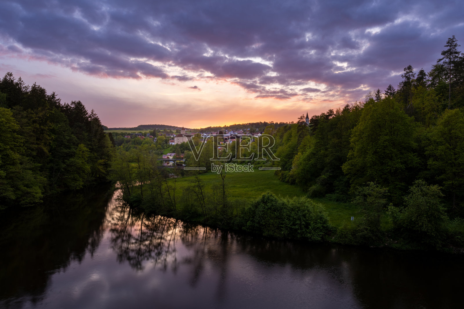 小镇前森林旁小河上浪漫的夕阳照片摄影图片