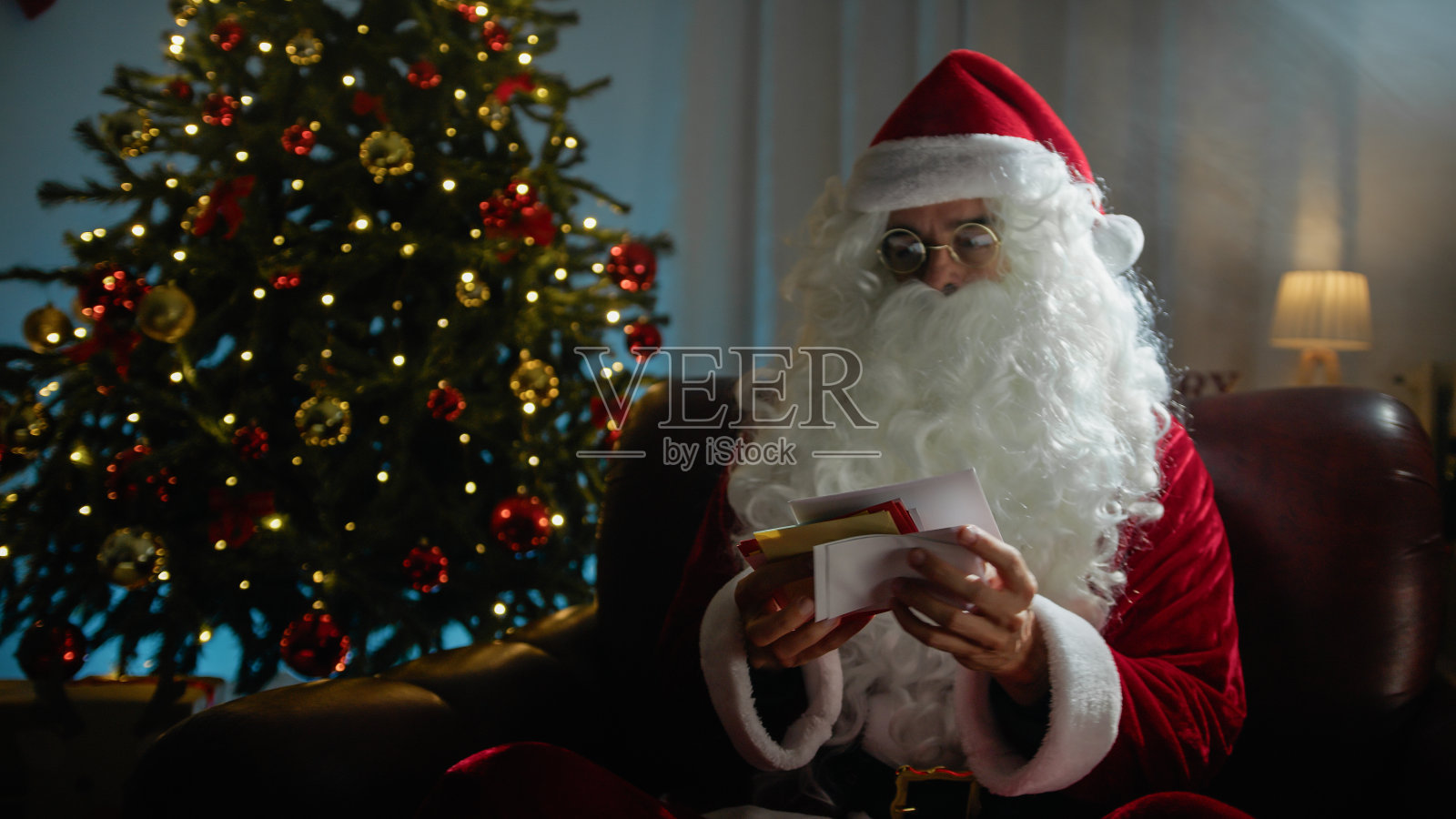 圣诞老人翻看圣诞信件照片摄影图片