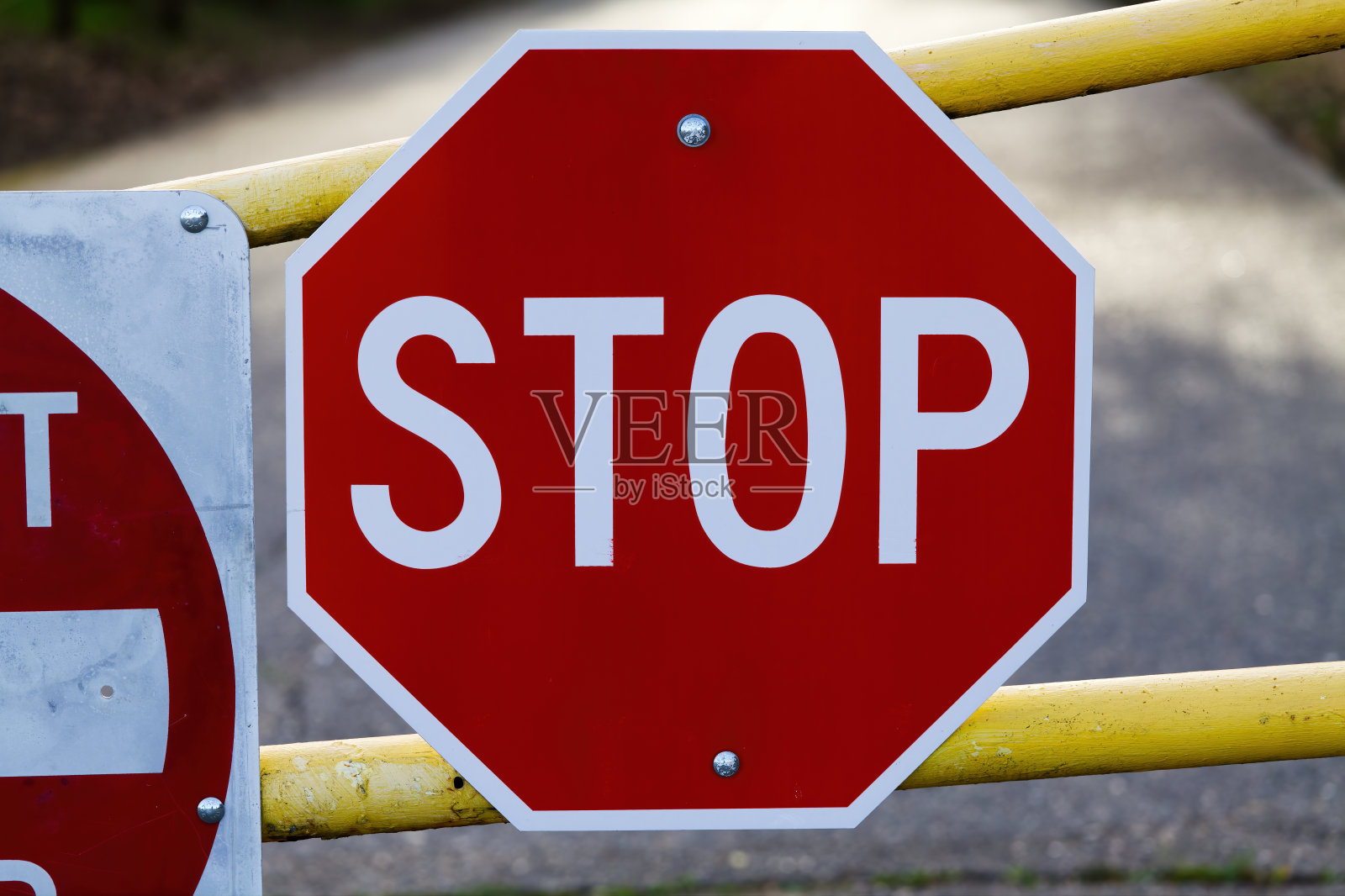 黄条上的红白停车标志阻塞了道路照片摄影图片