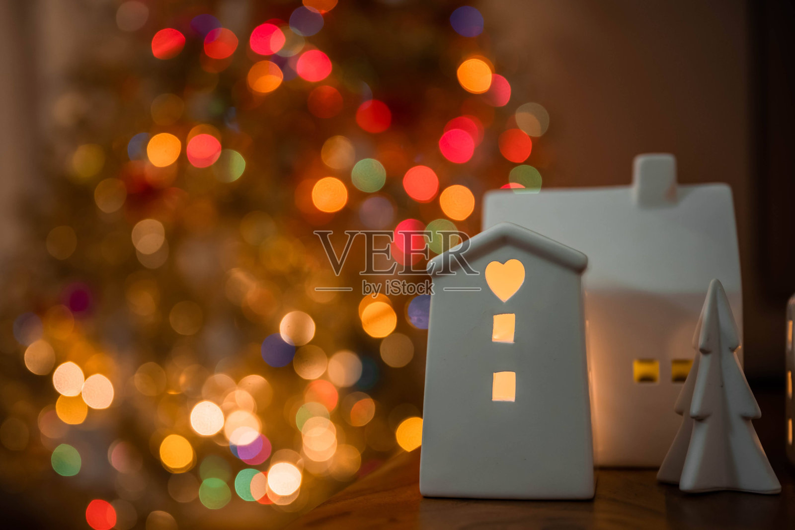 节日温暖:舒适的圣诞场景与节日灯照片摄影图片