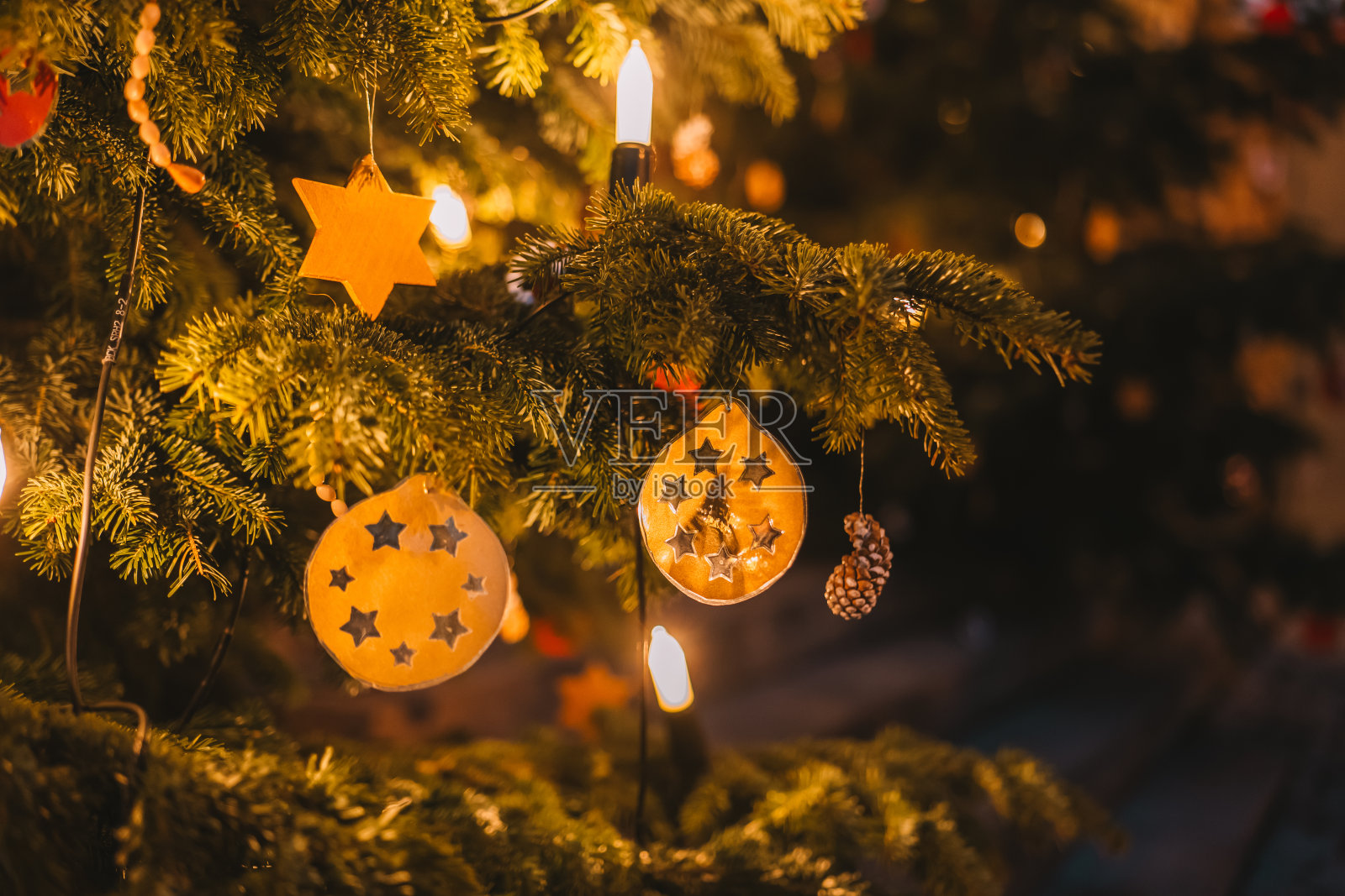 街上圣诞树上的玩具。圣诞节的时间。欧洲圣诞街头的装饰。照片摄影图片