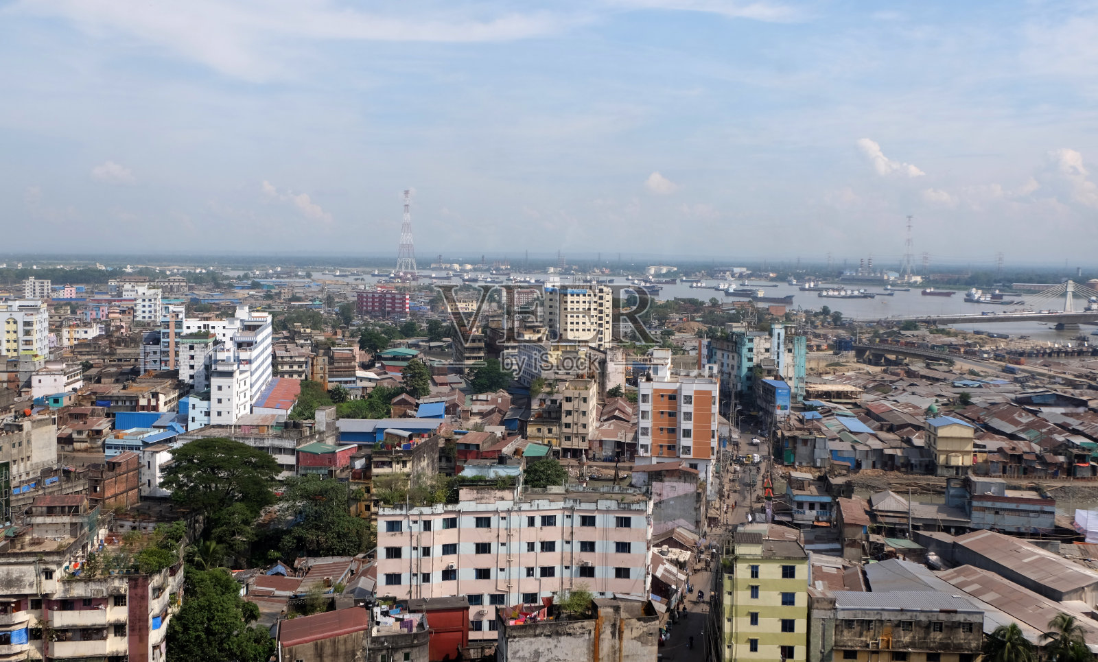 吉大港阳光明媚的美景。卡纳夫里河边。孟加拉国吉大港的俯视图。吉大港城市日益发展。照片摄影图片