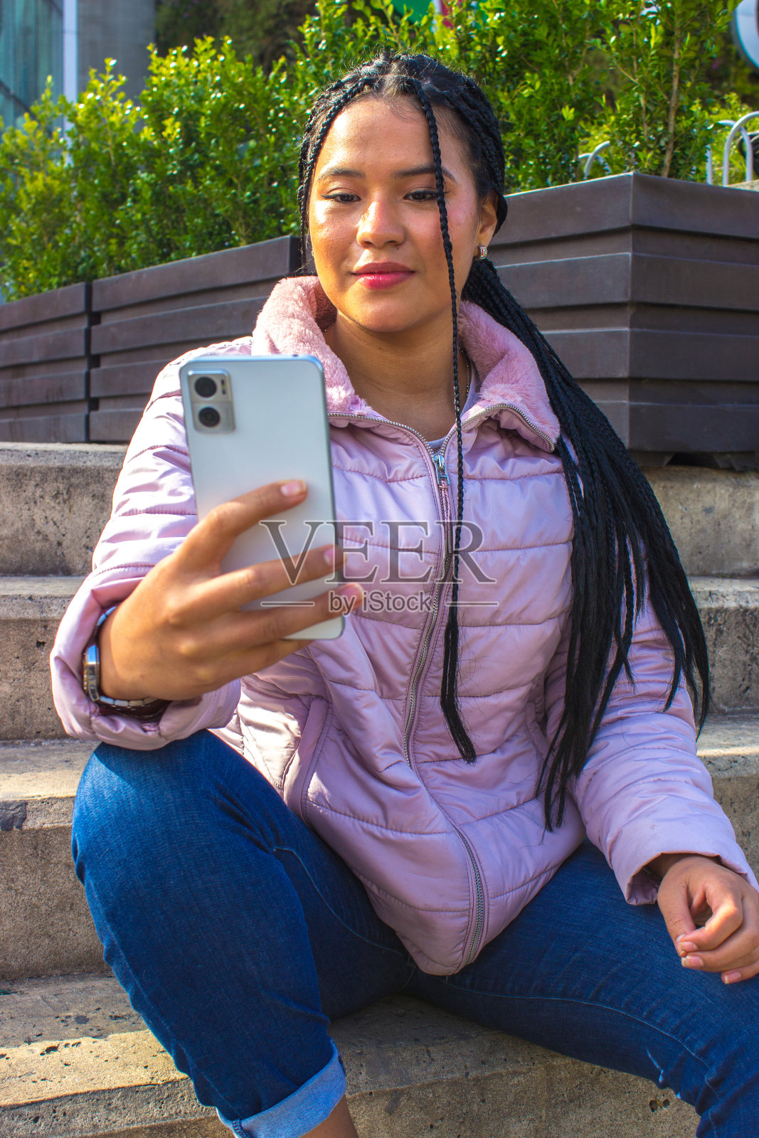 年轻女子在街上拿着手机照片摄影图片