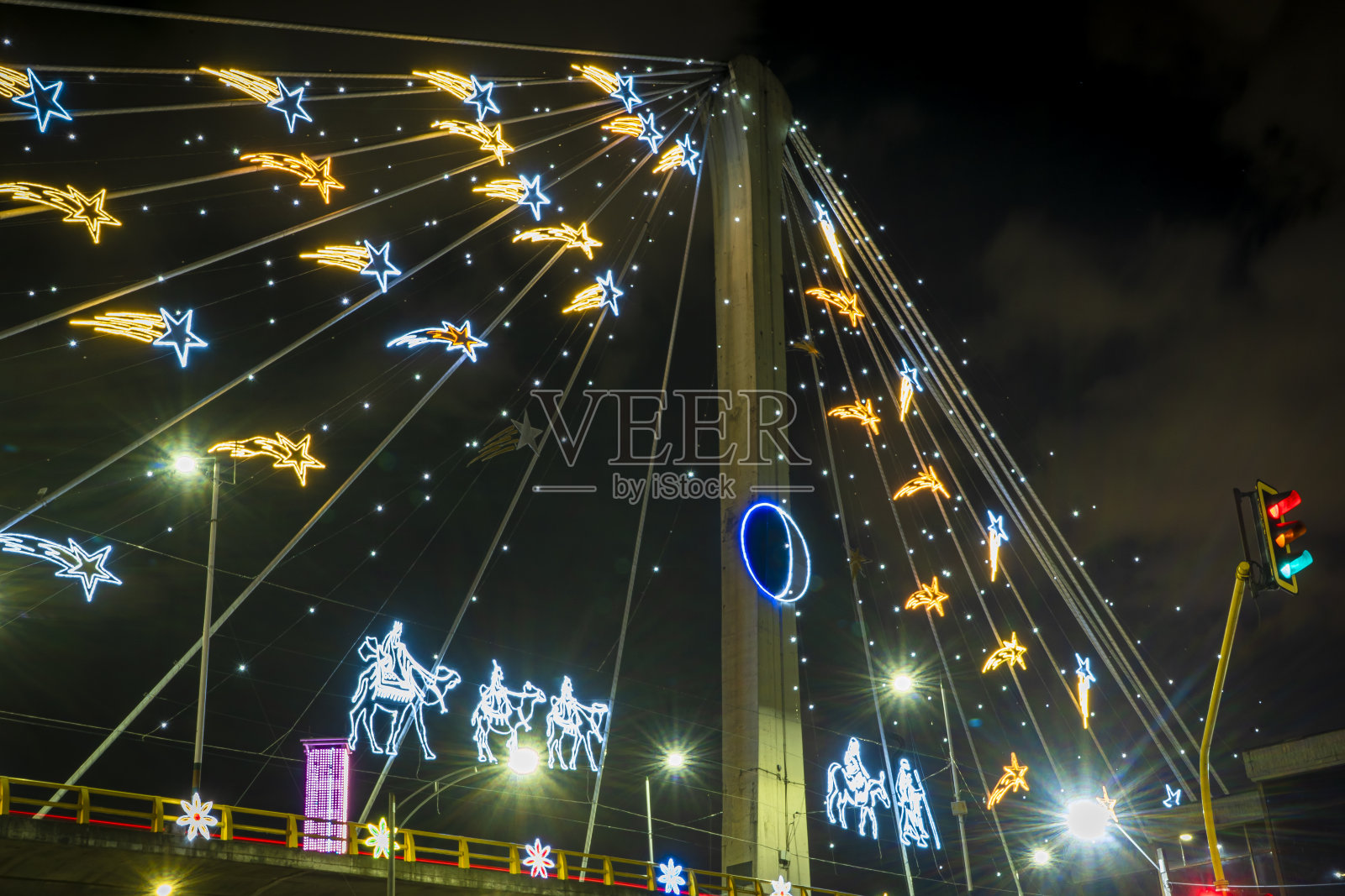 观看十二月彩灯的人们照片摄影图片