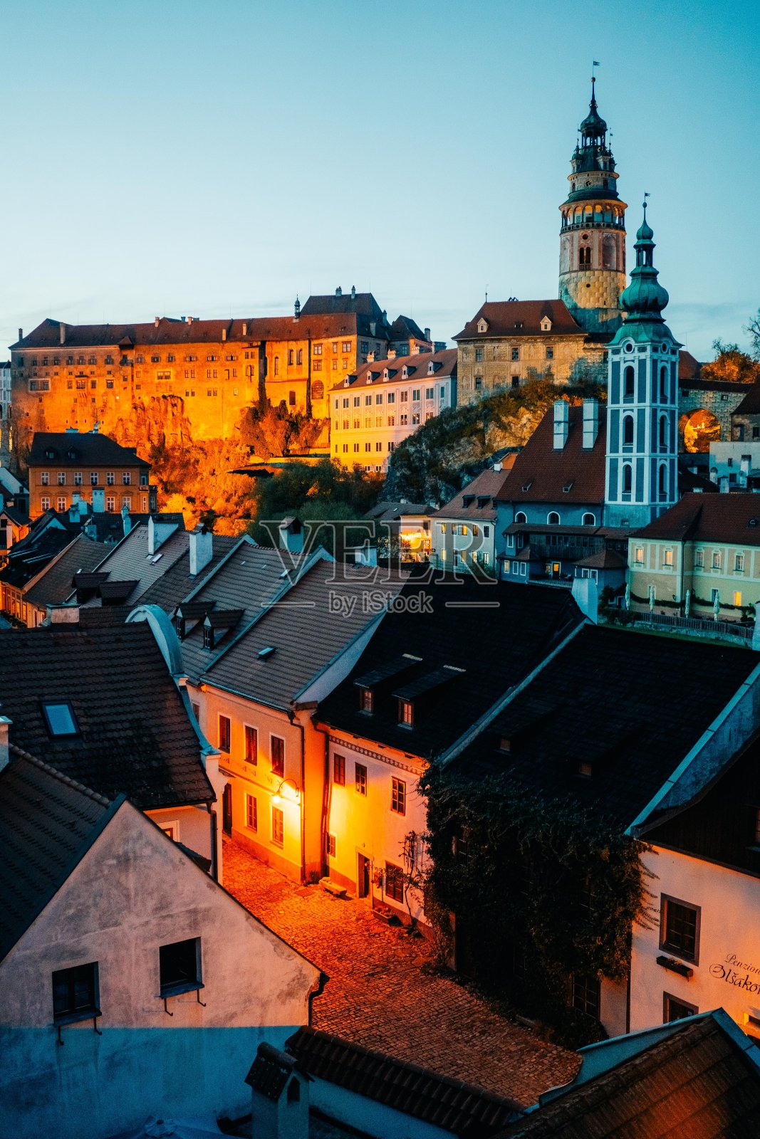 克鲁姆洛夫的全景,黄昏时分的灯光照片摄影图片