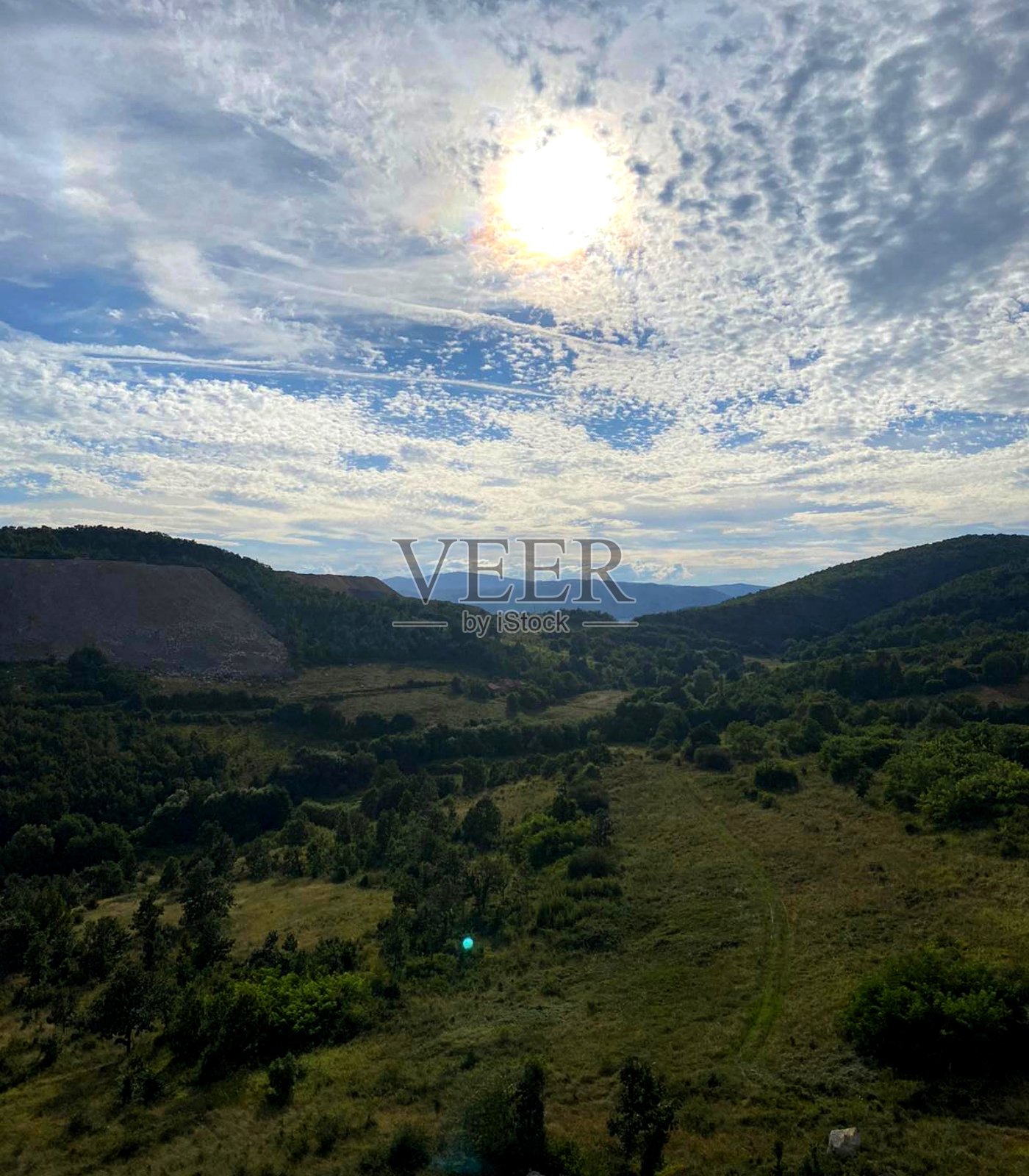 太阳把云抛到山上照片摄影图片