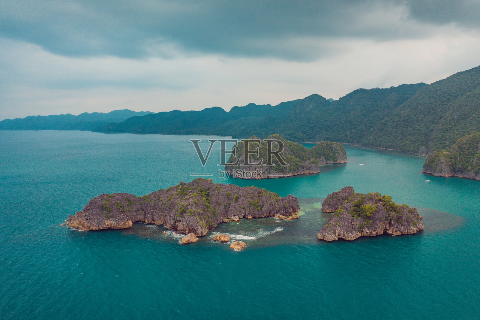 无人机拍摄的海洋岛屿照片摄影图片