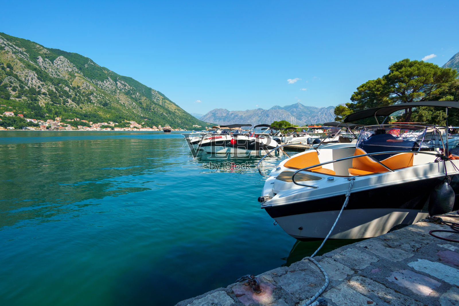 码头与游艇在黑山科托尔湾岸边,阳光明媚的日子,山峦和棕榈树,旅行照片摄影图片