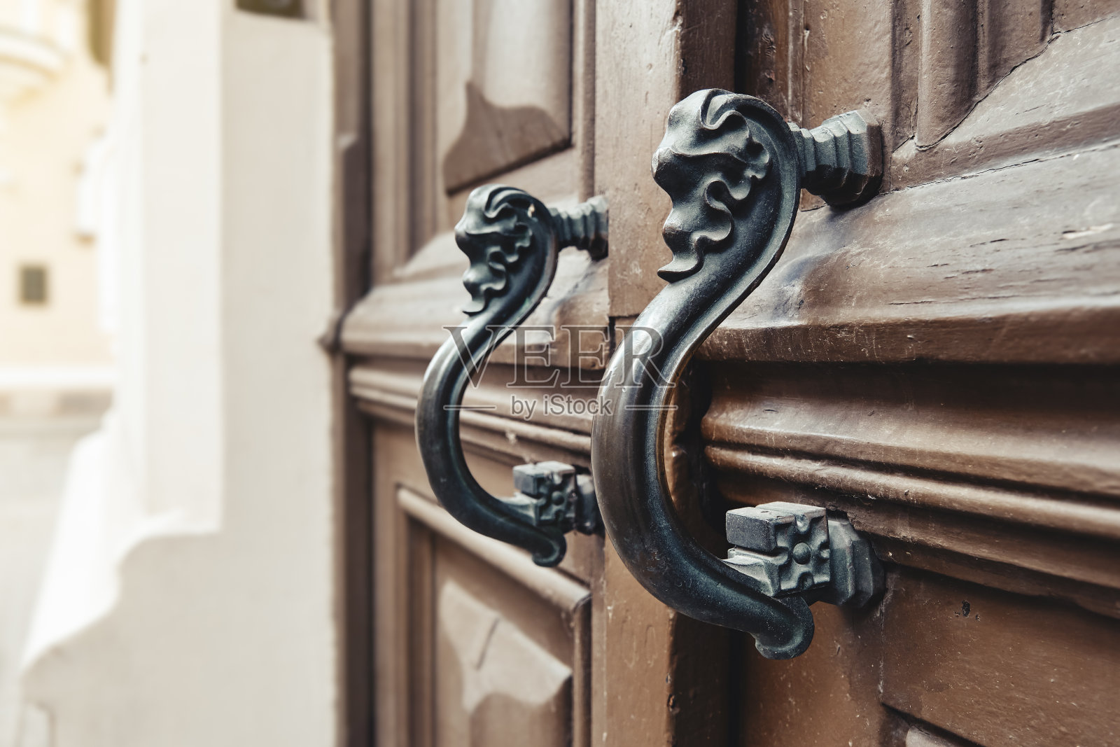 复古复古的门把手关闭。老木门,有漂亮的复古门把手。照片摄影图片