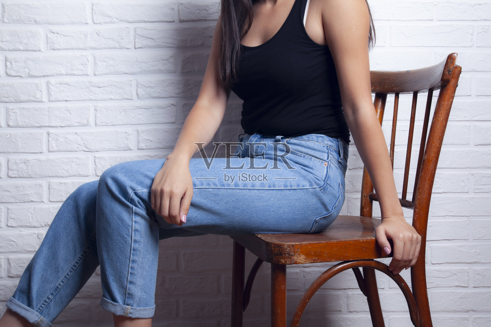 坐在椅子上的女人照片摄影图片