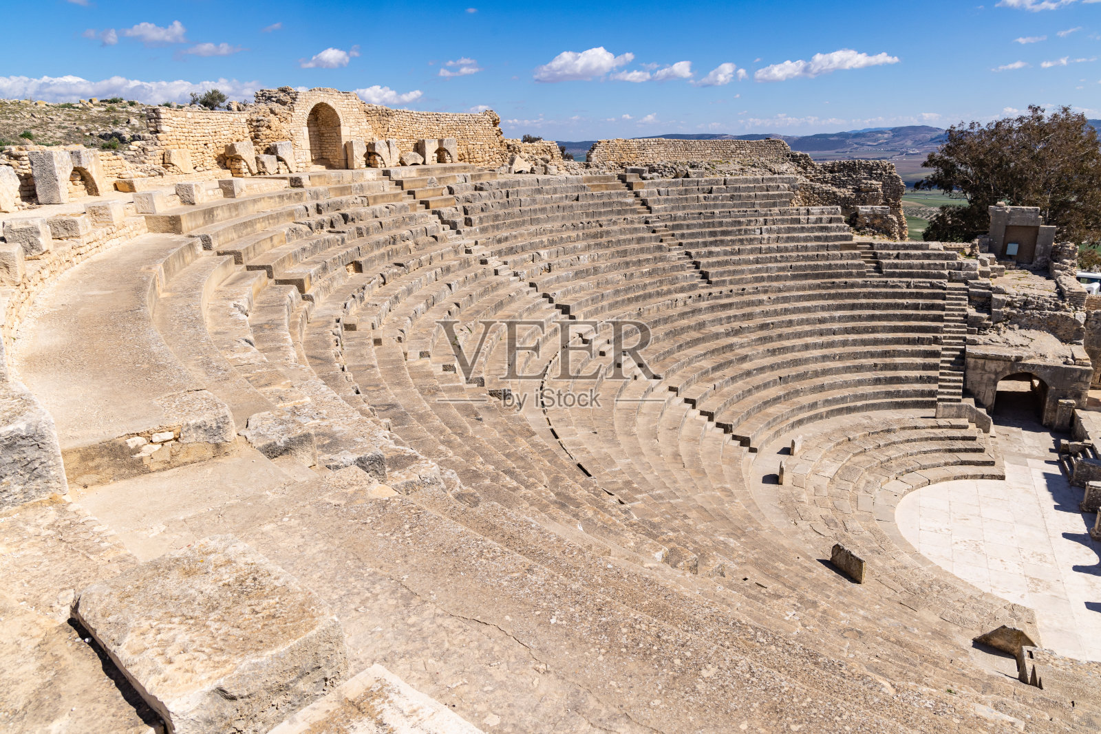 罗马废墟上的剧院。在突尼斯的杜加。照片摄影图片