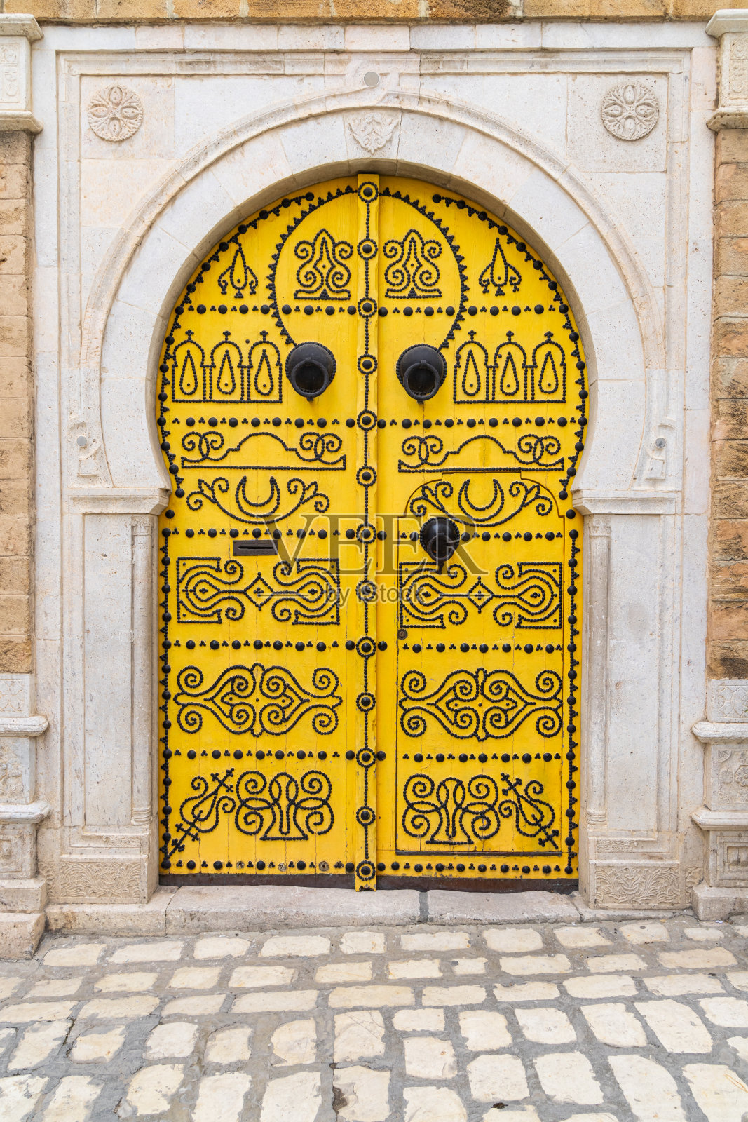有锁孔拱门的装饰门,也被称为摩尔式拱门。照片摄影图片