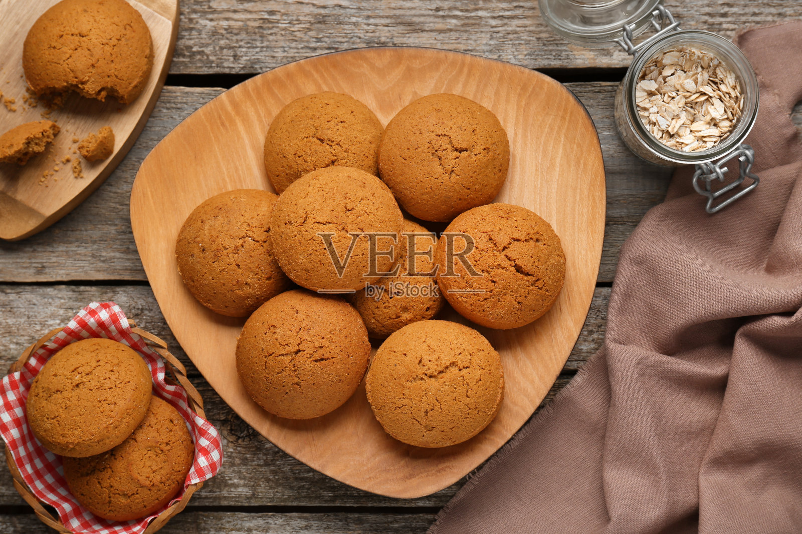 美味的燕麦饼干和燕麦片放在木桌上,平躺着照片摄影图片