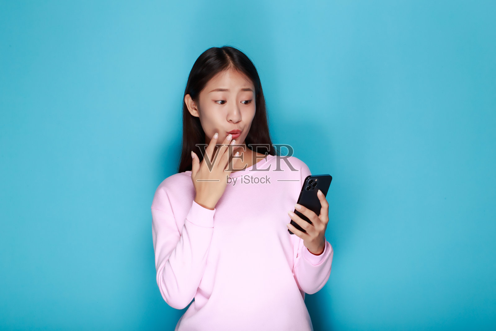 在浅蓝色背景中快乐微笑的美丽年轻女人肖像照片摄影图片