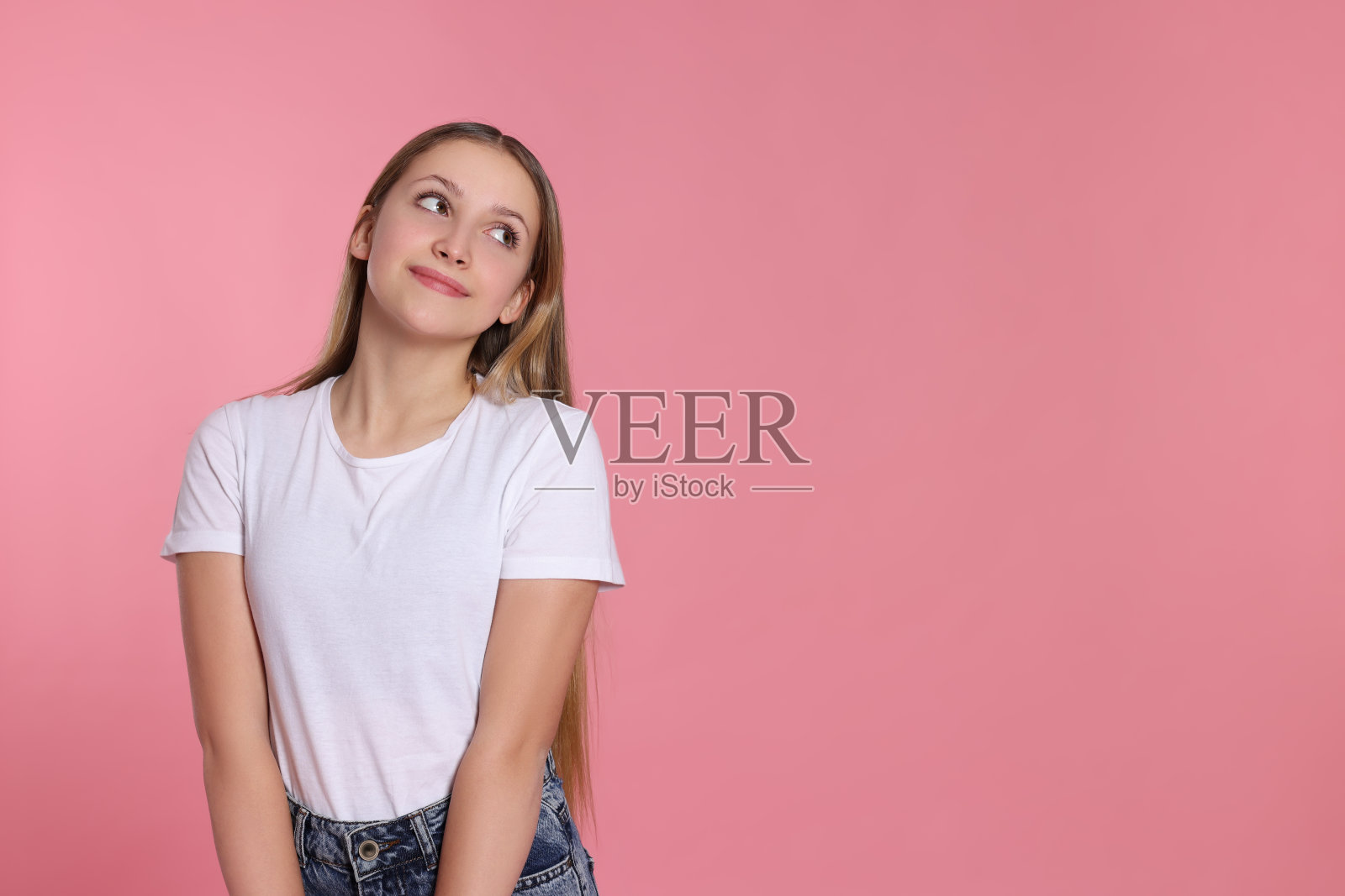 美丽的少女肖像粉红色的背景。文本空间照片摄影图片