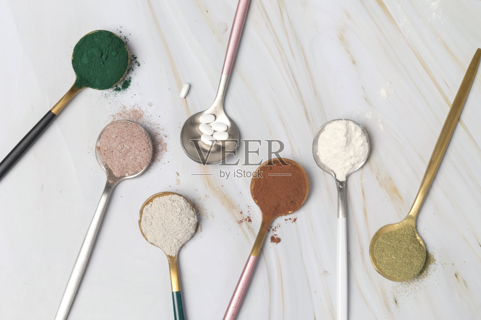 不同类型的健康和美容膳食补充剂-胶原蛋白,维生素,生物素,蛋白质药丸和粉末照片摄影图片