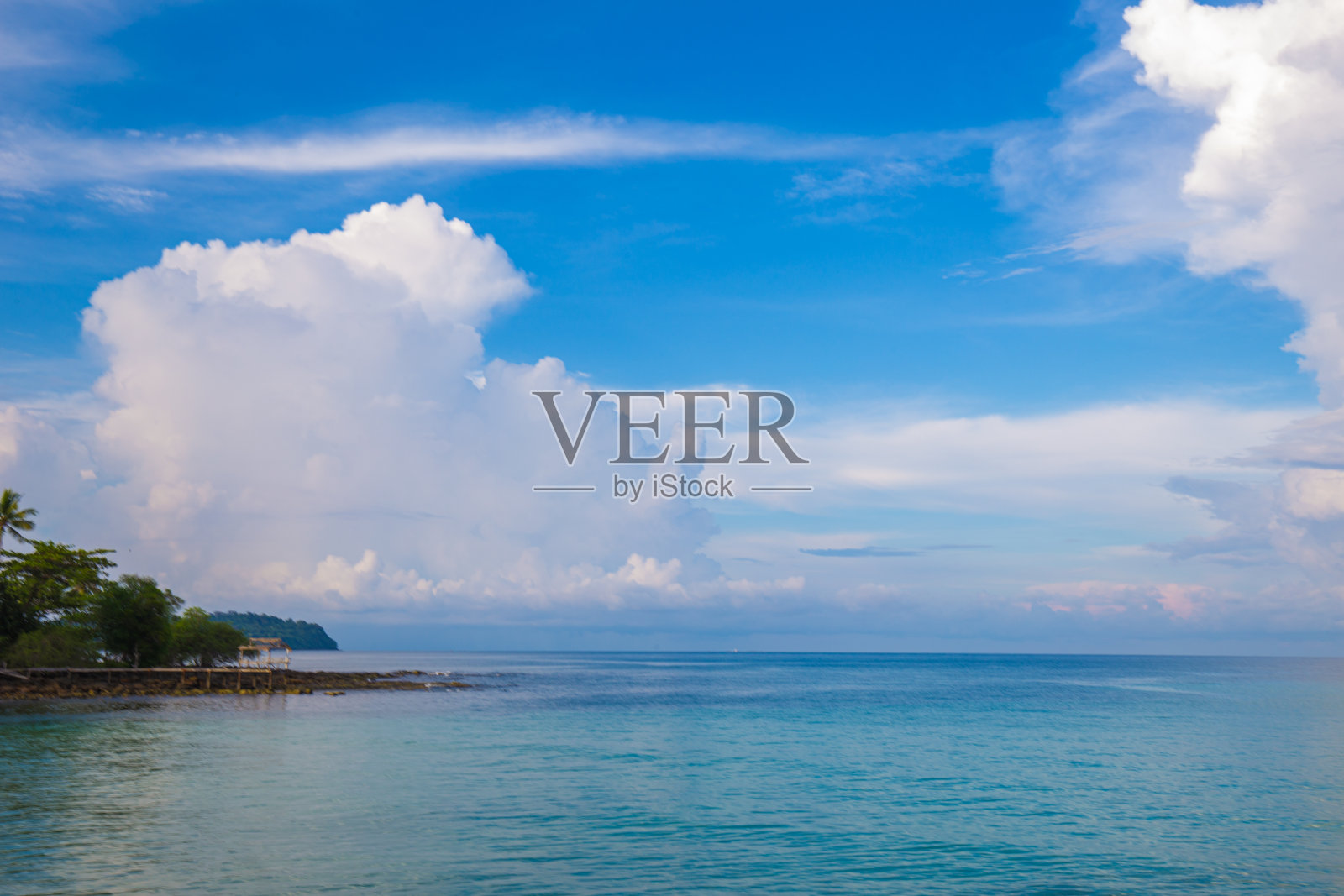 海岛海边椰子树映着蓝天白云照片摄影图片