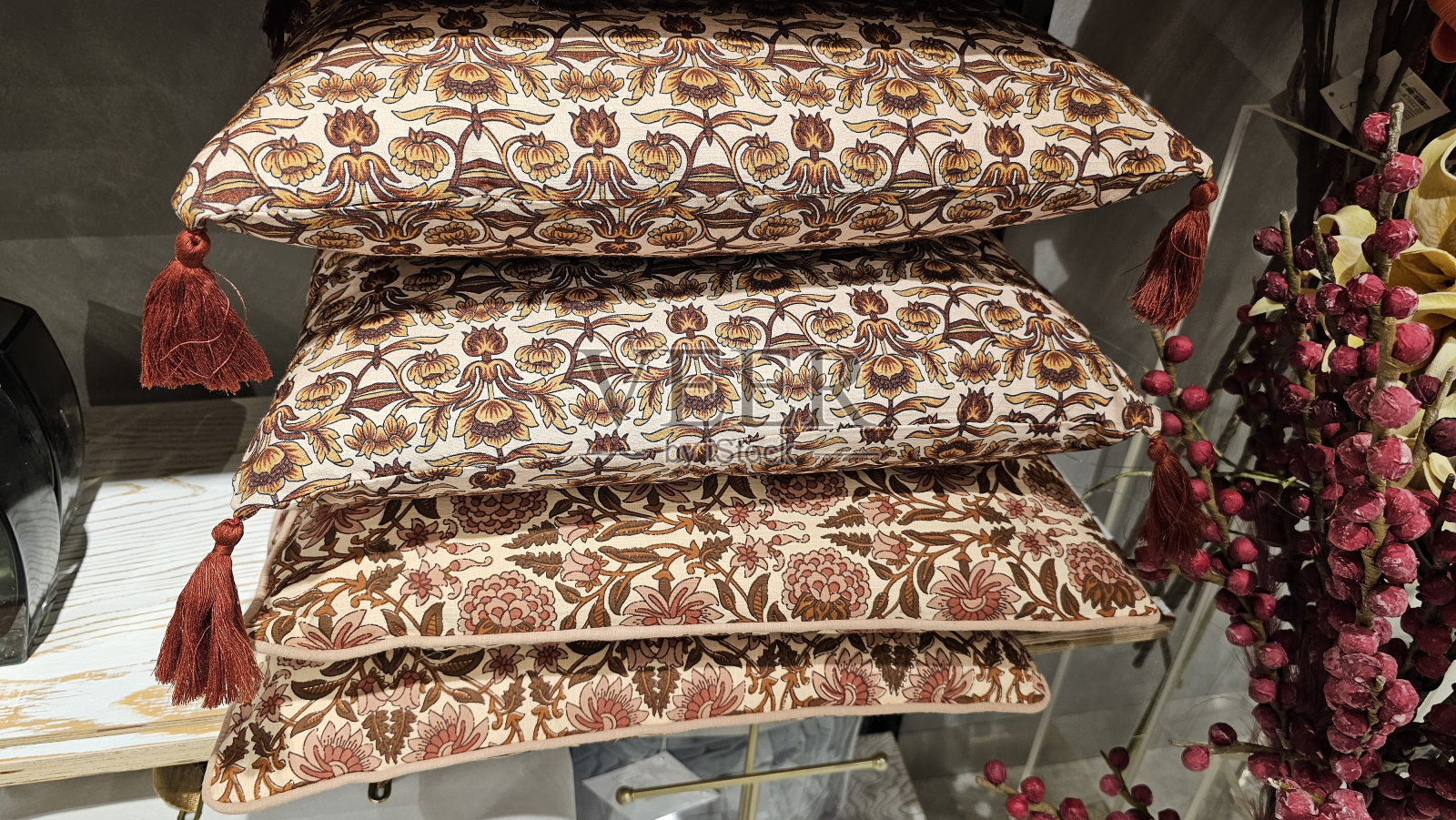 架子上有一堆五颜六色的沙发靠垫。照片摄影图片