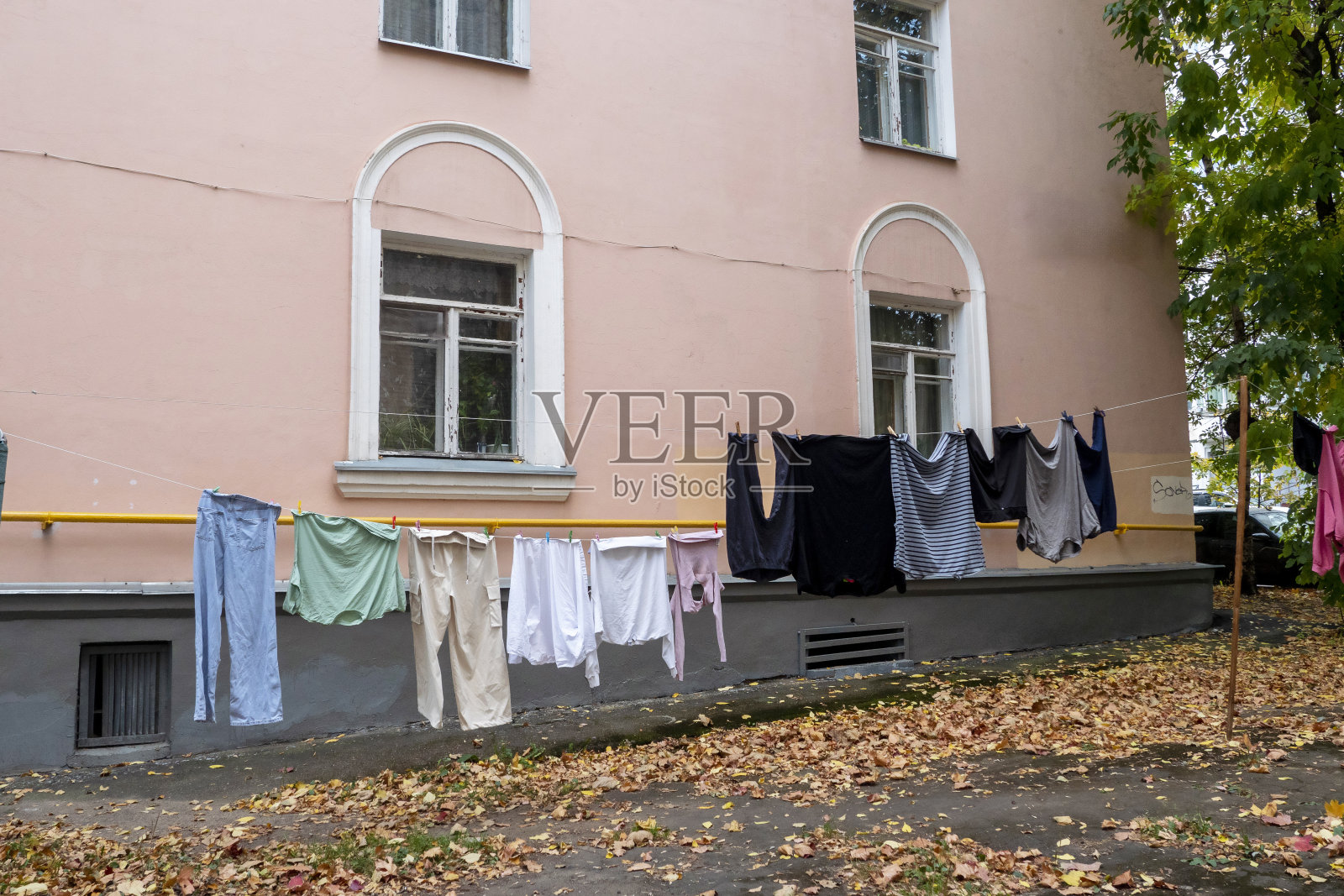 洗衣服的人睡在街上的绳子上。照片摄影图片