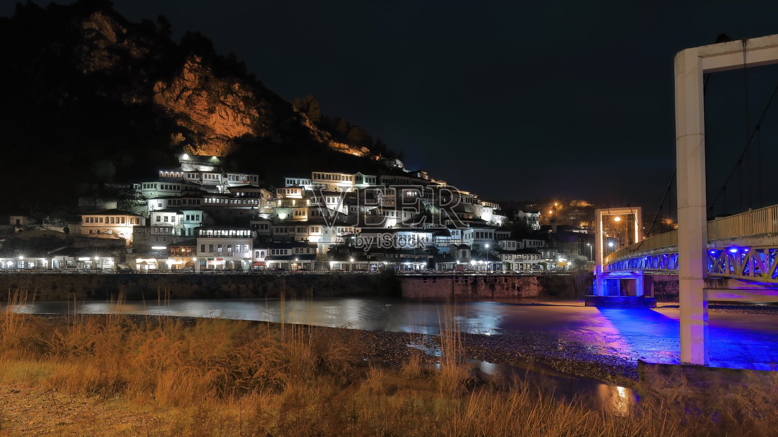 从奥苏姆河南岸看Mangalem地区的“千扇窗户”或“窗户上的窗户”房屋,右边是新桥。培拉特-阿尔巴尼亚- 060照片摄影图片