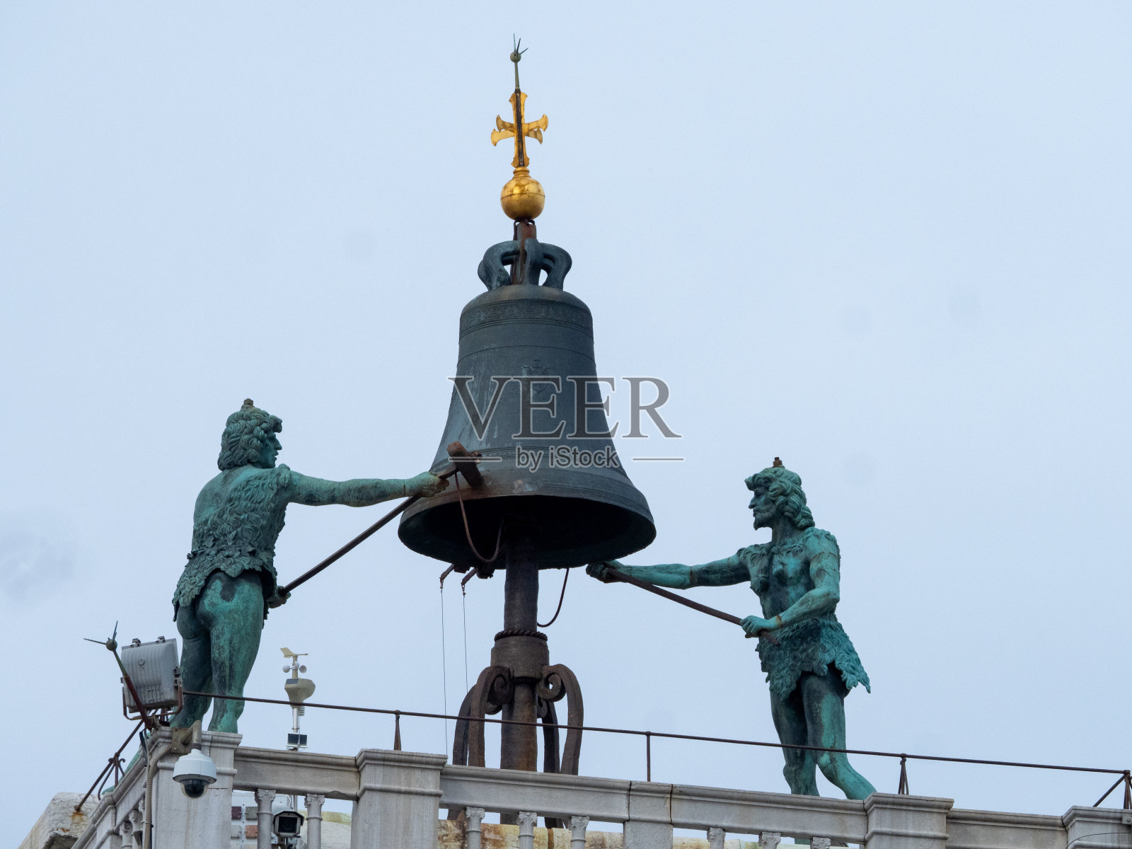 意大利威尼斯圣马可大教堂的机械敲钟人照片摄影图片