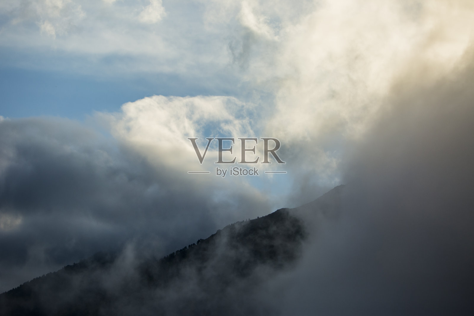 西班牙比利牛斯山脉Cerdanya, Serra Del Cadi的积雨云照片摄影图片